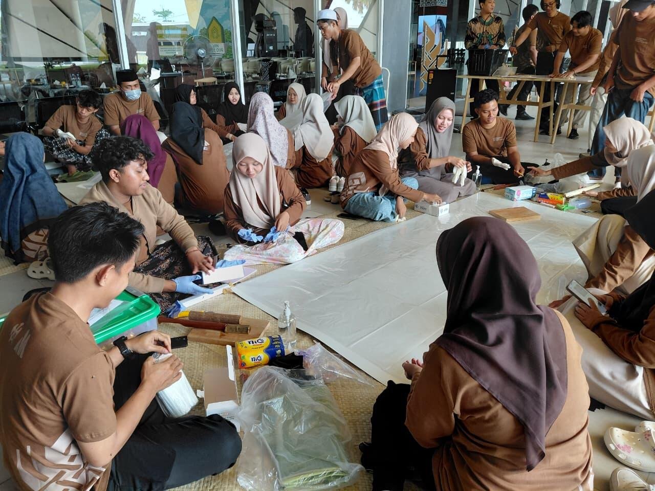 Daluang Tak Lagi Sekadar Dibicarakan, Peserta Langsung Mempraktikkan Pembuatannya Bersama Pegiat Agus Santoso dan Gaza Triatama Ramdhani di Museum Islam Indonesia KH Hasyim Asy’ari 7 WhatsApp Image 2026 09 30 at 11.45.54