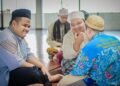 Mahasiswa KKN Konversi UIN Sunan Gunung Djati Bandung mendampingi santri penyandang disabilitas netra dalam menggunakan aplikasi hadis audio-digital di Pesantren Sam'an, Kabupaten Bandung.