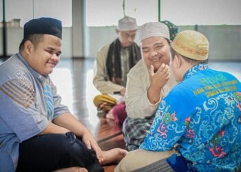 Ketika Santri Tunanetra Bertemu Teknologi: Terobosan Tim KKN UIN Bandung di Pesantren Sam’an 1 Mahasiswa KKN Konversi UIN Sunan Gunung Djati Bandung mendampingi santri penyandang disabilitas netra dalam menggunakan aplikasi hadis audio-digital di Pesantren Sam'an, Kabupaten Bandung.