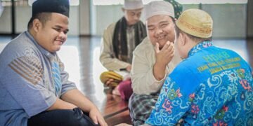 Mahasiswa KKN Konversi UIN Sunan Gunung Djati Bandung mendampingi santri penyandang disabilitas netra dalam menggunakan aplikasi hadis audio-digital di Pesantren Sam'an, Kabupaten Bandung.
