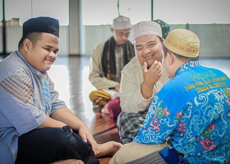 Ketika Santri Tunanetra Bertemu Teknologi: Terobosan Tim KKN UIN Bandung di Pesantren Sam’an 5 Mahasiswa KKN Konversi UIN Sunan Gunung Djati Bandung mendampingi santri penyandang disabilitas netra dalam menggunakan aplikasi hadis audio-digital di Pesantren Sam'an, Kabupaten Bandung.