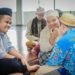 Mahasiswa KKN Konversi UIN Sunan Gunung Djati Bandung mendampingi santri penyandang disabilitas netra dalam menggunakan aplikasi hadis audio-digital di Pesantren Sam'an, Kabupaten Bandung.