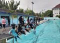 Mendorong Partisipasi dan Kemandirian Peserta Didik Autis melalui Kegiatan Renang di SKA Bina Anggita 23 foto renang skaba