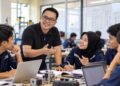Guru mendampingi siswa SMK melalui pendekatan coaching untuk membangun motivasi, ownership, keberanian, dan kemandirian belajar