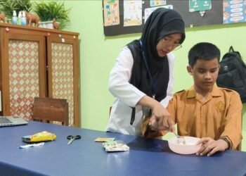 Mahasiswa PK UNY Latih Siswa MDVI Seduh Bubur Siap Saji, Latih Kemandirian di Area Bekerja 1 nisa