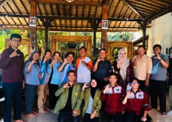 Foto bersama Tim Pengabdian UPN "Veteran" Jawa Timur dan ITS bersama kelompok KWT
