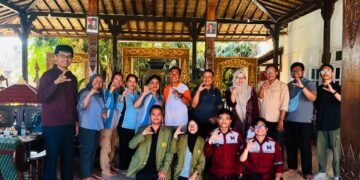 Foto bersama Tim Pengabdian UPN "Veteran" Jawa Timur dan ITS bersama kelompok KWT