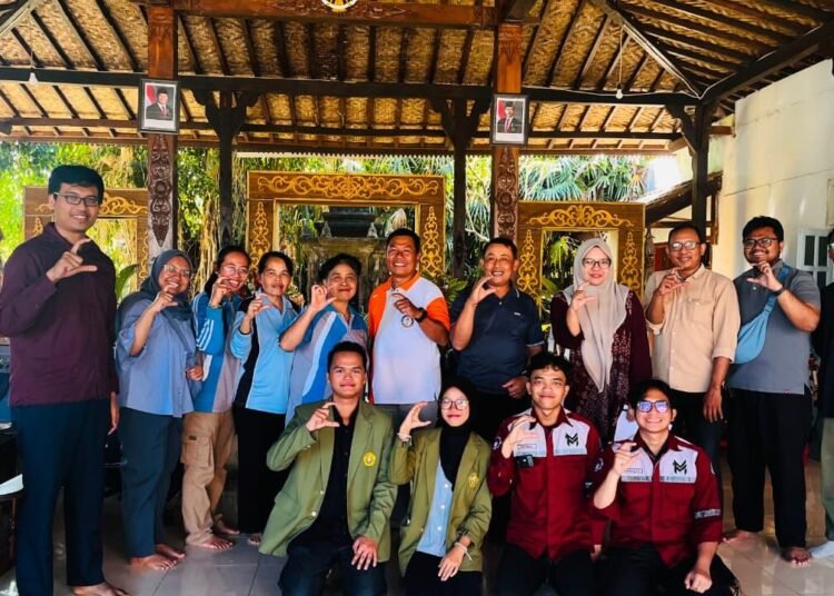 UPN Veteran Jatim Lakukan Penjajakan Mesin Sortasi Biji Kopi untuk KWT Ampelgading 5 Foto bersama Tim Pengabdian UPN "Veteran" Jawa Timur dan ITS bersama kelompok KWT