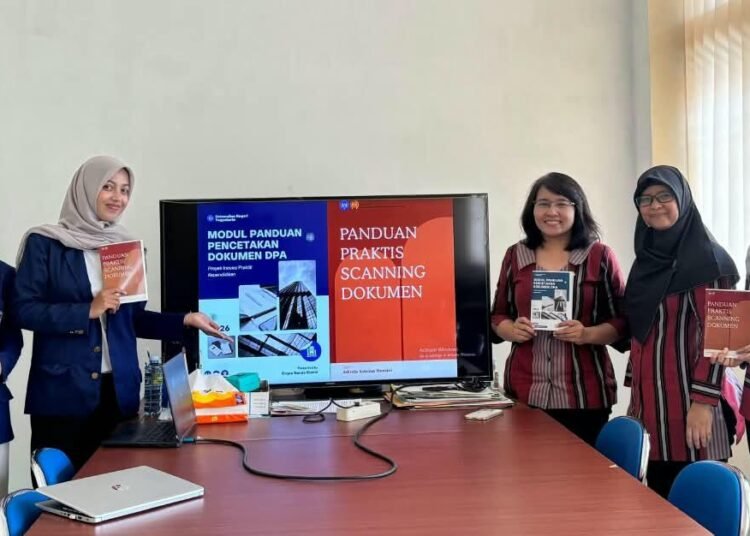 Mahasiswa UNY Rancang Modul Panduan Pencetakan DPA untuk Mendukung Pengelolaan Dokumen di Dikpora DIY 5 Gambar 1. Foto Bersama Mahasiswa Magang dan Pegawai Dikpora DIY Usai Sesi Diseminasi Hasil Magang. (Dok. Pribadi)