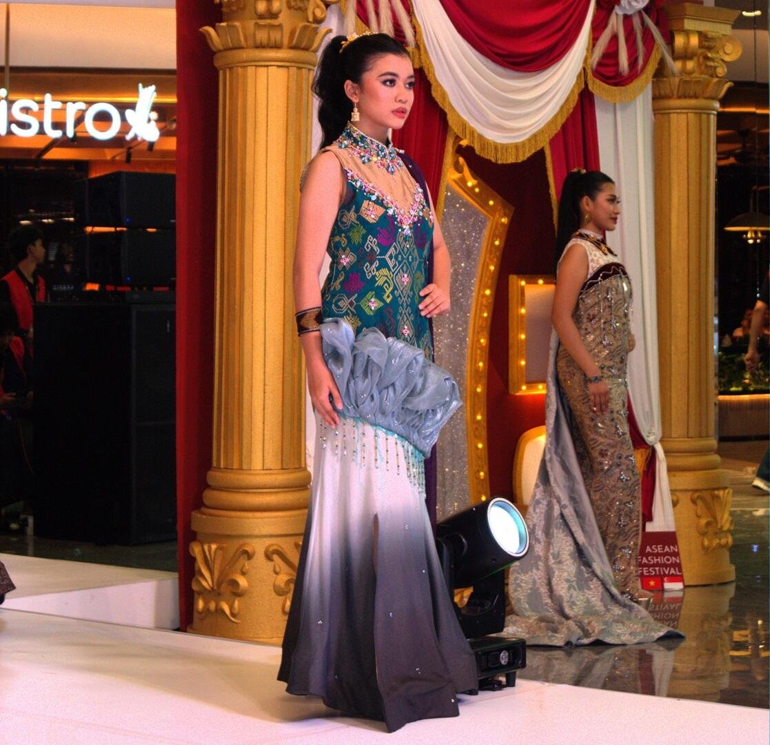 Quinn membawakan baju karya Designer Catherine Liu