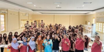 Peserta Gerakan 1000 Siswa SMK Sales Naik Kelas di SMKN 4 Surabaya mengikuti penguatan kompetensi sales dan kesiapan karier bersama Ahmad Madani