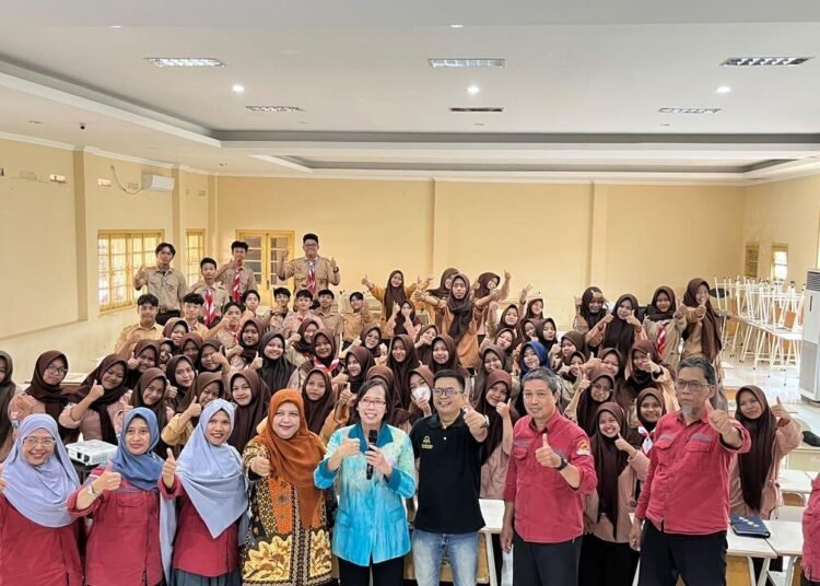Peserta Gerakan 1000 Siswa SMK Sales Naik Kelas di SMKN 4 Surabaya mengikuti penguatan kompetensi sales dan kesiapan karier bersama Ahmad Madani