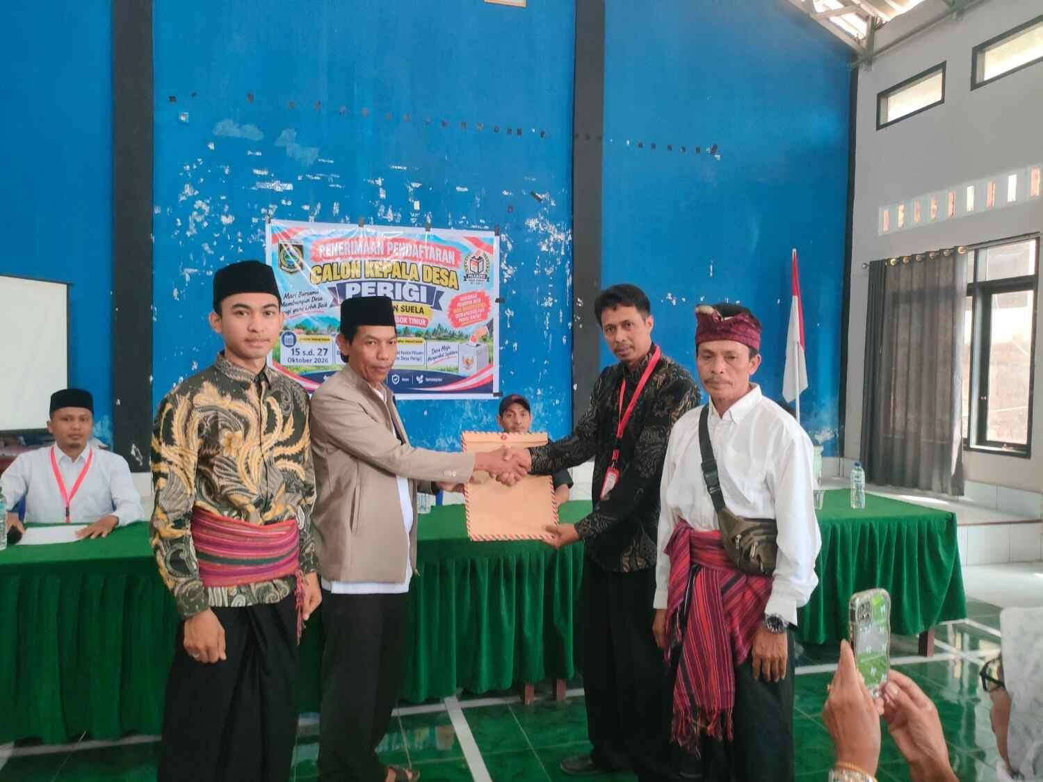Ratusan Warga Kawal Pendaftaran Darmawan sebagai Bakal Calon Kades Perigi 7 1008629383 100kb