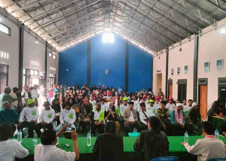 Ratusan Warga Kawal Pendaftaran Darmawan sebagai Bakal Calon Kades Perigi 6 1008630748 100kb