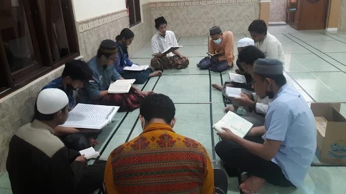 Santri sedang melaksanakan pembelajaran dan pembinaan