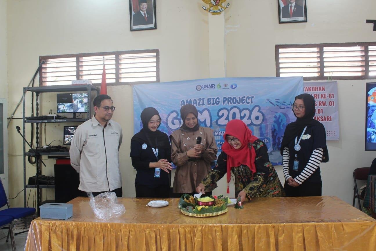 Lewat Talk Waste, GAM AMAZI UNAIR Tingkatkan Kesadaran Warga tentang Food Waste 6 Pemotongan tumpeng sebagai simbol pembukaan Kegiatan Gizi Abdi Masyarakat 2026 di Balai RW 01, Kelurahan Tambaksari