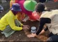 Tim KKN UNS Perkenalkan Biopori sebagai Solusi Ganda Resapan Air dan Pengelolaan Sampah Organik di Desa Sidokerto 26 Pembuatan resapan biopori