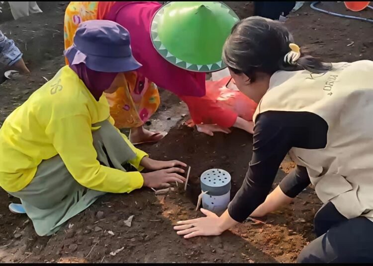 Tim KKN UNS Perkenalkan Biopori sebagai Solusi Ganda Resapan Air dan Pengelolaan Sampah Organik di Desa Sidokerto 5 Pembuatan resapan biopori