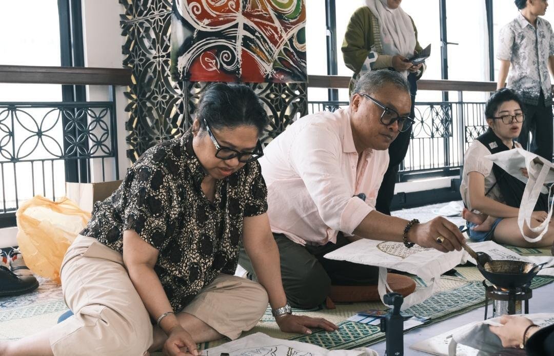 Simfoni 1001 Pembatik Hadirkan Pengalaman Membatik bagi Tamu Hotel di Yogyakarta 6 Para peserta mencoba langsung proses membatik tulis, menuangkan kreativitas melalui setiap goresan malam di atas kain. (Doc.101)