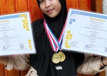 Potret Cintya Rahma Sari, siswi berprestasi asal SMK Negeri 2 Batang Toru, Kabupaten Tapanuli Selatan, yang berhasil mengharumkan nama daerah dengan memborong empat gelar juara Olimpiade pada berbagai bidang mata pelajaran di tingkat Provinsi Sumatera Utara.