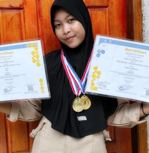 Kisah Inspiratif Cintya Rahma Sari: Siswi SMKN 2 Batang Toru yang Borong 4 Gelar Juara Olimpiade Tingkat Provinsi 5 Potret Cintya Rahma Sari, siswi berprestasi asal SMK Negeri 2 Batang Toru, Kabupaten Tapanuli Selatan, yang berhasil mengharumkan nama daerah dengan memborong empat gelar juara Olimpiade pada berbagai bidang mata pelajaran di tingkat Provinsi Sumatera Utara.