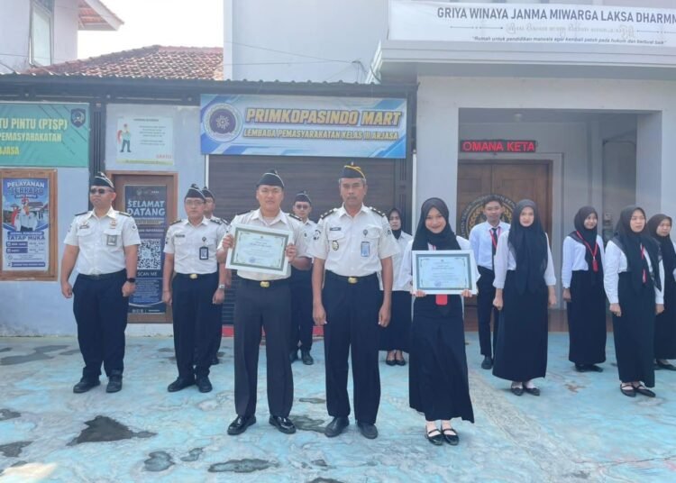 Penyerahan Penghargaan Untuk Pegawai dan Magang Terbaik, sebagai Bentuk Apresiasi Kinerja 5 IMG 20261012 WA0033