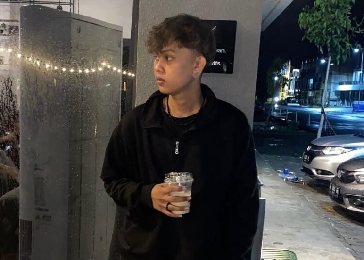 Achmad Fathoni (@kak_fathon), barber muda asal Balikpapan, saat memberikan pelayanan penataan rambut presisi kepada pelanggan di Ruang Cukur Barbershop, Jalan Patemon Kali No. 83, Surabaya.