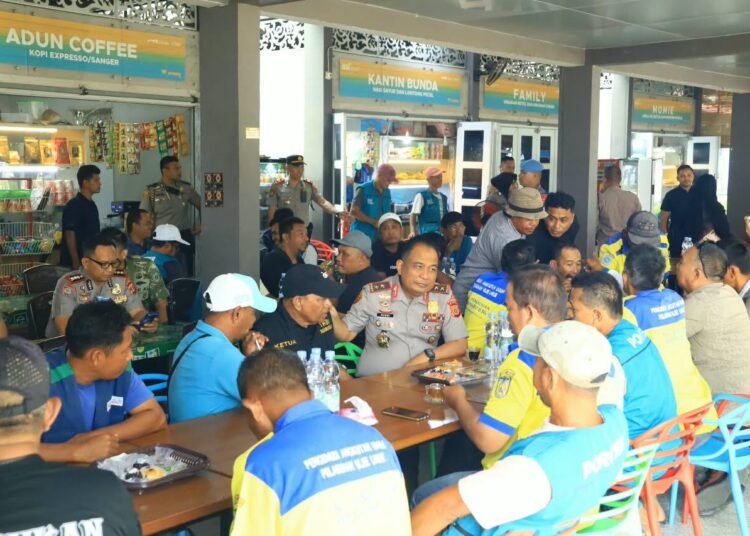 Kapolda Aceh Ngopi di Ulee Lheue: Dengar Curhat Warga, Bahas Narkoba, hingga Bagi-Bagi Sembako 5 IMG 20261028 WA0063