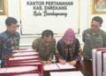 Kantor Pertanahan Kabupaten Enrekang melaksanakan kegiatan Serah Terima Hasil Pekerjaan Pendaftaran Tanah Sistematis Lengkap (PTSL) pada Kamis, 15 Oktober 2026 6 IMG 9131 2 11zon