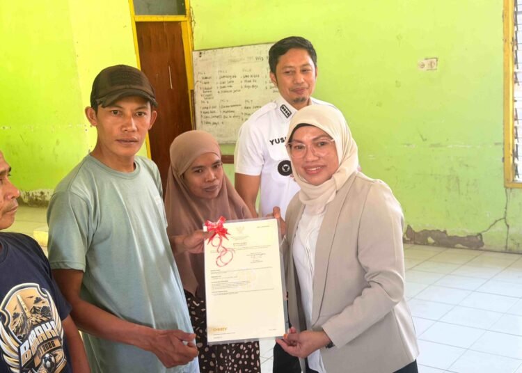 Kantor Pertanahan Kabupaten Enrekang Serahkan Sertipikat Ptsl Kelurahan Baraka, 289 Bidang Tanah Terealisasi 5 IMG 9491 11zon 1