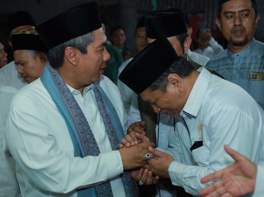Buya Wahyu Misbach Salami KH Zulfa Mustofa saat Peresmian Kantor MWCNU Tanjung Priok 5 IMG 9956