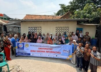Dosen dan Mahasiswa FEB Universitas Bina Sarana Informatika berikan Pelatihan Kewirausahaan Merencanakan dan Mengelola Usaha Mikro bagi Komunitas Bebas Rentenir Serpong Utara Tangerang Selatan 1 Photo bersama outdoor1