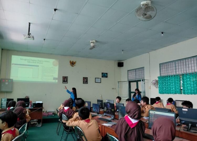 Pengabdian Kepada Masyarakat dengan judul “Peningkatan Literasi Digital Siswa SMP melalui Pelatihan Microsoft Word” 7 Screenshot 20261020 150049 Gallery