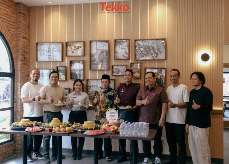 Ki-ka: Suparyadi - GM Tekko dan Ramen Ten10, Andre - Manager Kopi Terbang, Mila- Manager Ramen Ten10, Ust. Zainul Arifin, Manager Tekko - Harri, Direksi Cabang Kota Medan - Ichwan Lubis S.H M.A, Abdullah - GM Kopi Terbang dan Sidik Kadarsyah - Marketing Manager - Berphoto bersama usai pemotongan tumpeng peresmian Tekko, Ramen Ten10, dan Kopi Terbang