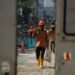 PROYEK MRT GLODOK: Seorang pekerja konstruksi memikul balok kayu penyangga dan menjinjing karung material di area pembangunan stasiun bawah tanah MRT Jakarta Fase 2A Paket Kontrak CP203 di depan gerbang Pasar Glodok, Jalan Gajah Mada, Tamansari, Jakarta Barat, Minggu (18/10/2026). Pengerjaan struktur sipil stasiun bawah tanah koridor Bundaran HI–Kota tersebut terus dikebut guna mengejar target konektivitas transportasi massal kawasan Kota Tua. (Foto: Rachmat Yoga Pradika)