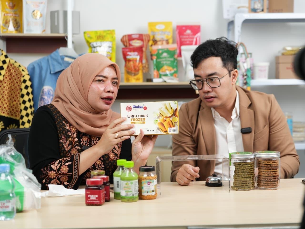 KOBAR Perluas Promosi UMKM Jakarta Barat lewat Kolaborasi TP PKK, Dennis Adhiswara, IMDE, TikTok Shop, dan Tokopedia 6 Ibu Eka Ali Murthadho dan Dennis Adhiswara membantu KOBAR dalam live tiktok