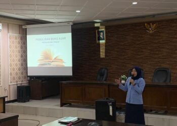 Pemateri workshop, Anies Listyowowati, S.Pd., M.Pd., menyampaikan materi penulisan buku ajar perguruan tinggi kepada dosen peserta workshop di Ruang Seminar Aboesono, FEB UPN “Veteran” Jawa Timur. Sumber: Dokumentasi Ardyan Wicaksana