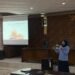 Pemateri workshop, Anies Listyowowati, S.Pd., M.Pd., menyampaikan materi penulisan buku ajar perguruan tinggi kepada dosen peserta workshop di Ruang Seminar Aboesono, FEB UPN “Veteran” Jawa Timur. Sumber: Dokumentasi Ardyan Wicaksana