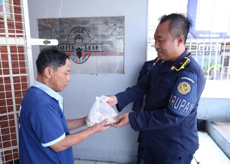 Hadirkan Suasana Humanis, Jumat Berkah Lapas Mojokerto Bagikan Kolak kepada Warga Binaan 5 WhatsApp Image 2026 10 02 at 14.13.26 300kb