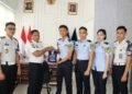 Kalapas Bengkulu Julianto Budhi Prasetyono melepas tiga Taruna Poltekimipas yang telah menyelesaikan masa magang di Lapas Kelas IIA Bengkulu. Doc. Humas Labring