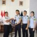 Kalapas Bengkulu Julianto Budhi Prasetyono melepas tiga Taruna Poltekimipas yang telah menyelesaikan masa magang di Lapas Kelas IIA Bengkulu. Doc. Humas Labring