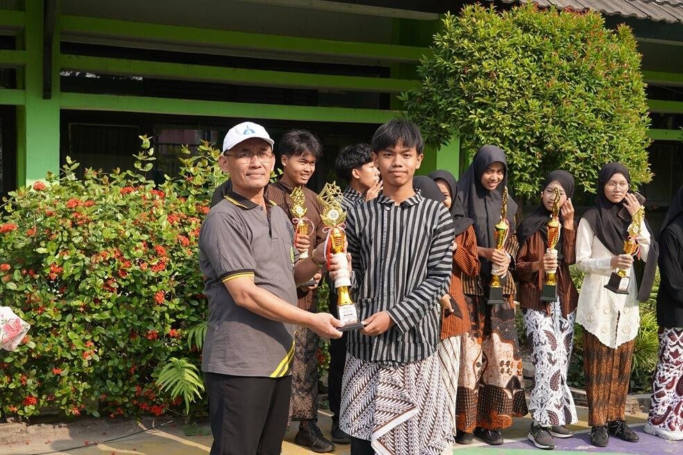 MAN 1 Yogyakarta Borong Prestasi, Penyerahan Penghargaan Warnai Upacara Senin 7 WhatsApp Image 2026 10 03 at 2.38.51 PM