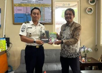 Jendela Ilmu, Lapas Mojokerto Terima Pemberian Buku Karya Klien dari Bapas Surabaya 1 WhatsApp Image 2026 10 05 at 12.13.06