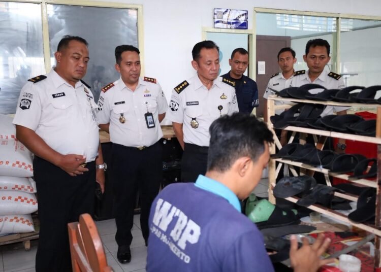 Lapas Mojokerto Terima Bintorwasdal Kanwil Ditjenpas Jatim, Pastikan Pelayanan dan Keamanan Sesuai Standar 5 WhatsApp Image 2026 10 05 at 17.00.35