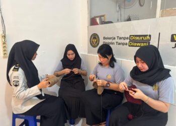 Kembangkan Keterampilan Bangun Kemandirian, Lapas Mojokerto Dorong Kreativitas Warga Binaan Perempuan melalui Kegiatan Merajut 1 WhatsApp Image 2026 10 07 at 12.54.06