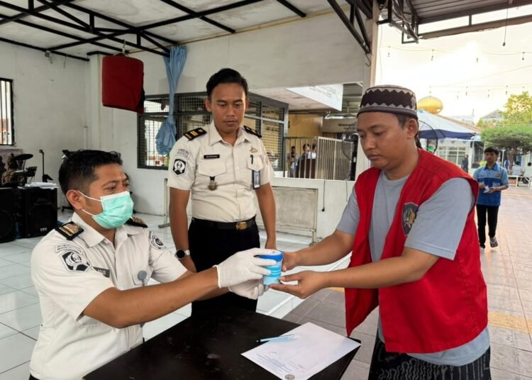 Pastikan Syarat Integrasi, Lapas Mojokerto Laksanakan Tes Urine bagi Warga Binaan untuk Dukung Usulan Integrasi 5 WhatsApp Image 2026 10 08 at 13.34.53