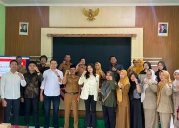 Foto bersama mahasiswa Fakultas Hukum UKSW dan masyarakat serta perangkat Desa Gedangan usai kegiatan PKM, Senin (5/10/2026).
