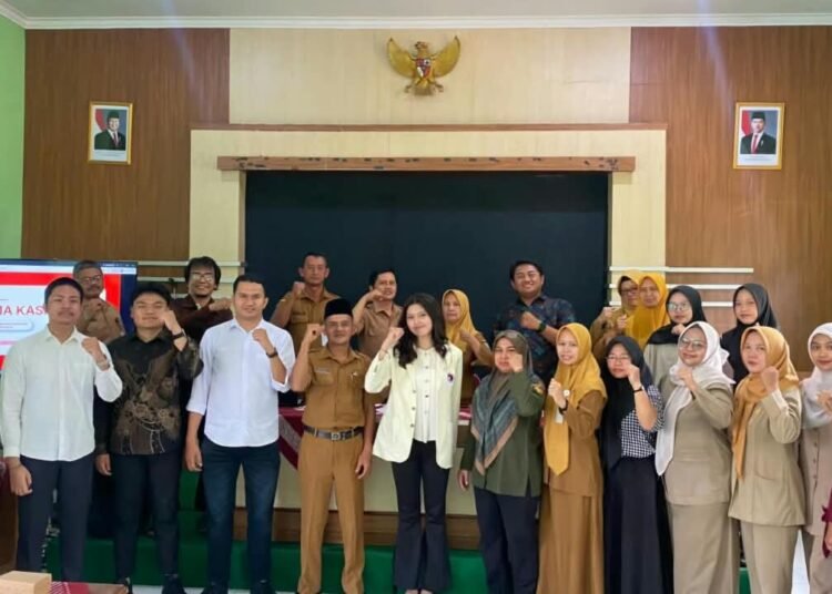 Mahasiswa FH UKSW Mengedukasi Warga Desa Gedangan tentang Bahaya Korupsi dan Pencucian Uang 5 Foto bersama mahasiswa Fakultas Hukum UKSW dan masyarakat serta perangkat Desa Gedangan usai kegiatan PKM, Senin (5/10/2026).
