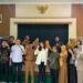 Mahasiswa FH UKSW Mengedukasi Warga Desa Gedangan tentang Bahaya Korupsi dan Pencucian Uang 17 Foto bersama mahasiswa Fakultas Hukum UKSW dan masyarakat serta perangkat Desa Gedangan usai kegiatan PKM, Senin (5/10/2026).