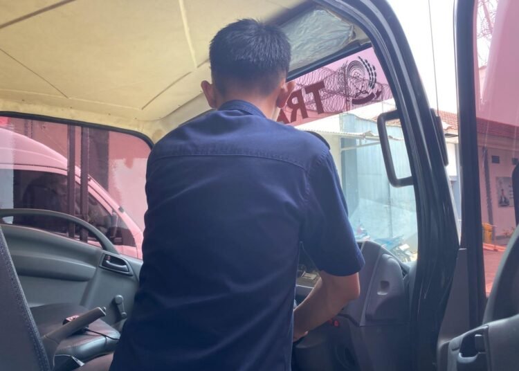 Dukung Kelancaran Tugas, Rutan Bengkulu Pastikan Kesiapan Kendaraan Dinas melalui Pemeriksaan Rutin 5 WhatsApp Image 2026 10 15 at 12.51.56